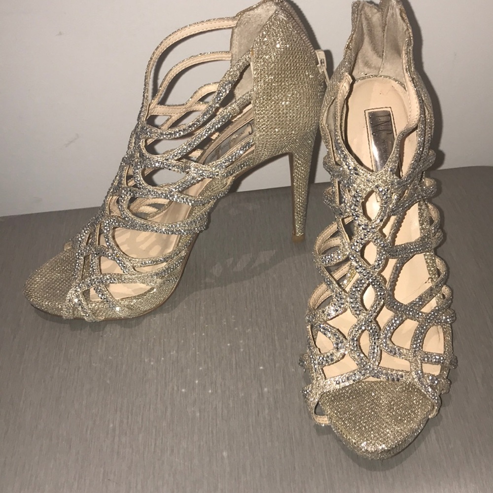 International concepts silver  heels (USED)